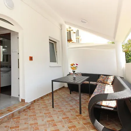 アパート In Mit Eigener Terrasse By Interhome