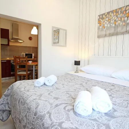 In Mit Eigener Terrasse By Interhome Apartament Baška